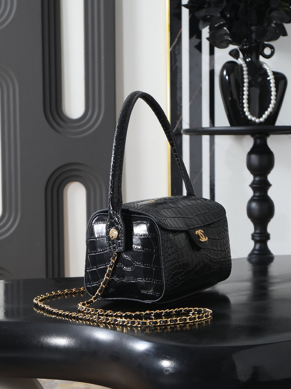 B1R76C22 Popular leather bag