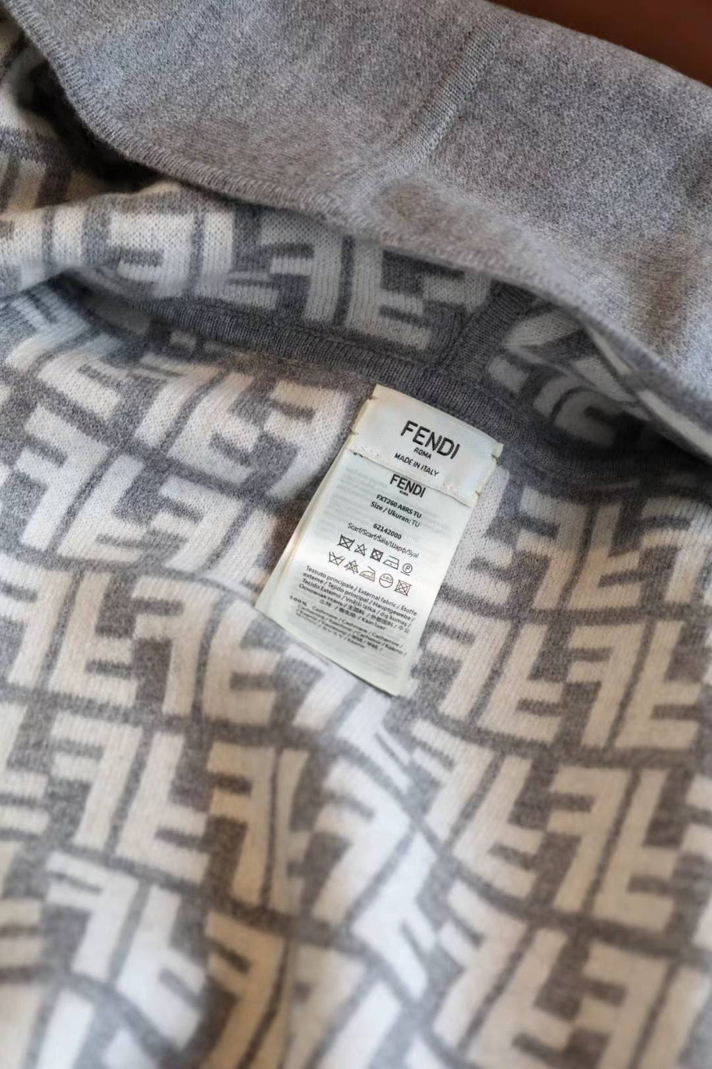 W1R86F15 Popular cape