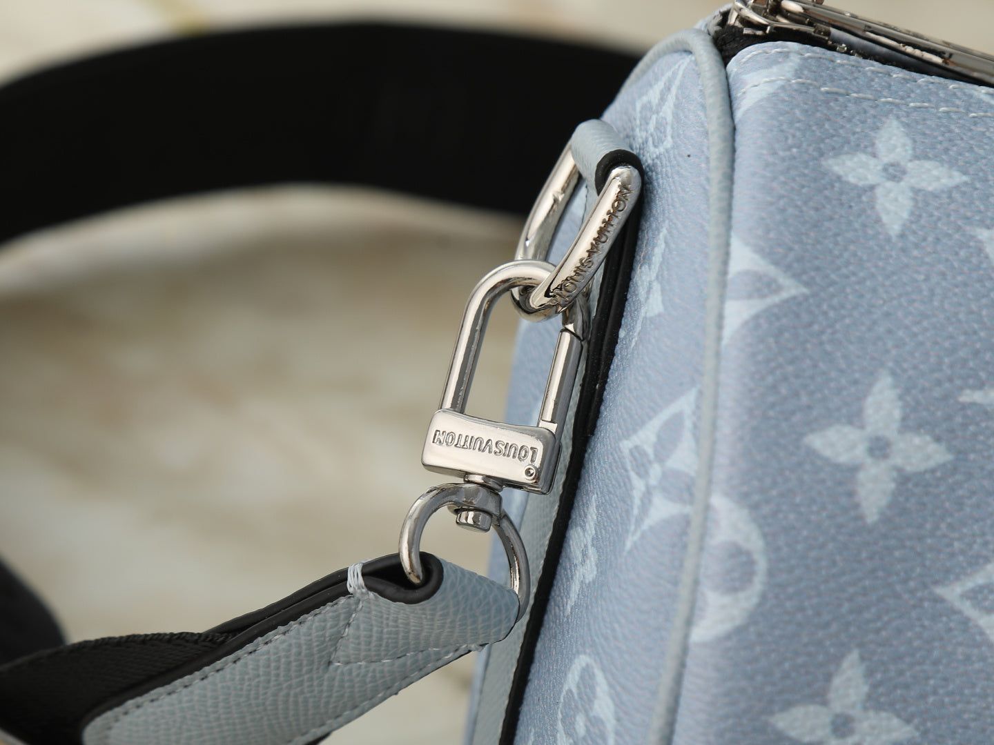 B1R76E52 Popular leather bag