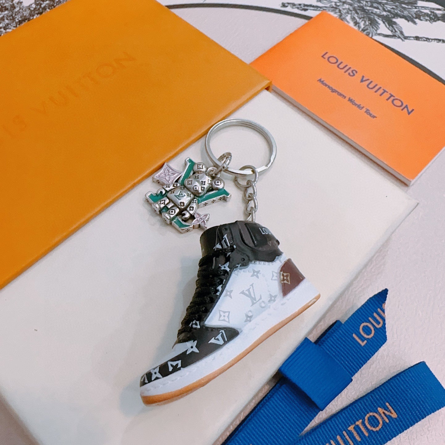 A1Z105E70 Popular bag 's charms accessories
