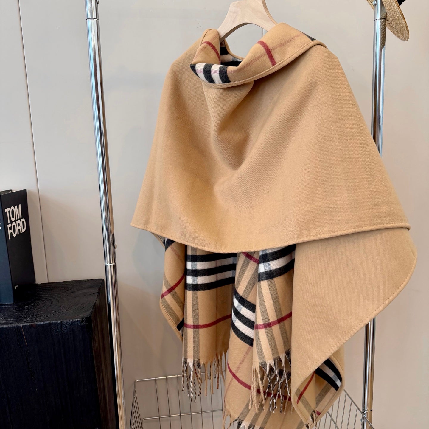 W1R86R61 Popular cape