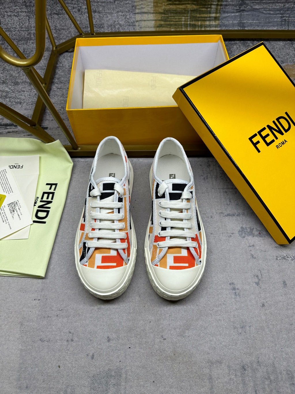 Z2R85F1  Popular Canvas sneakers