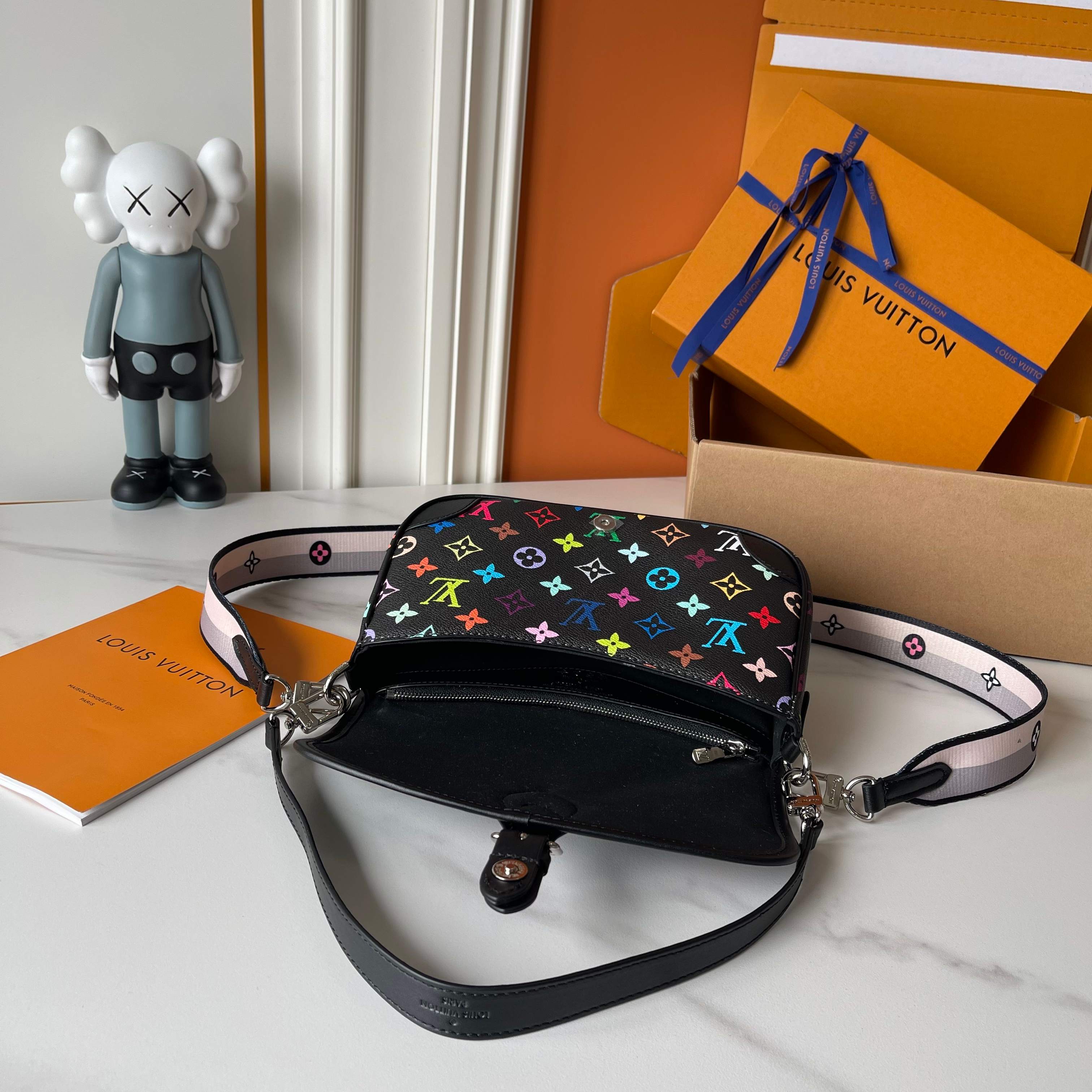 B1P36E37 Popular leather bag