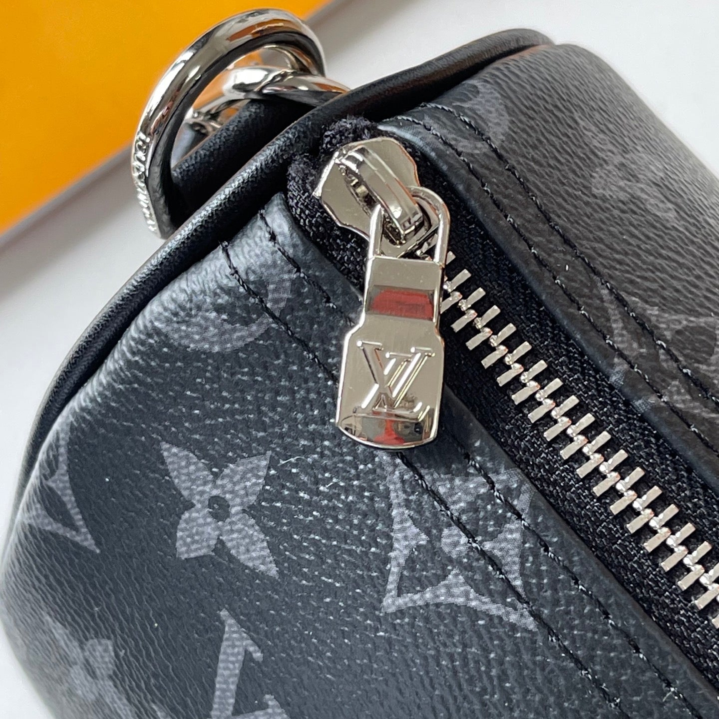 B1R15E133 Popular leather bag