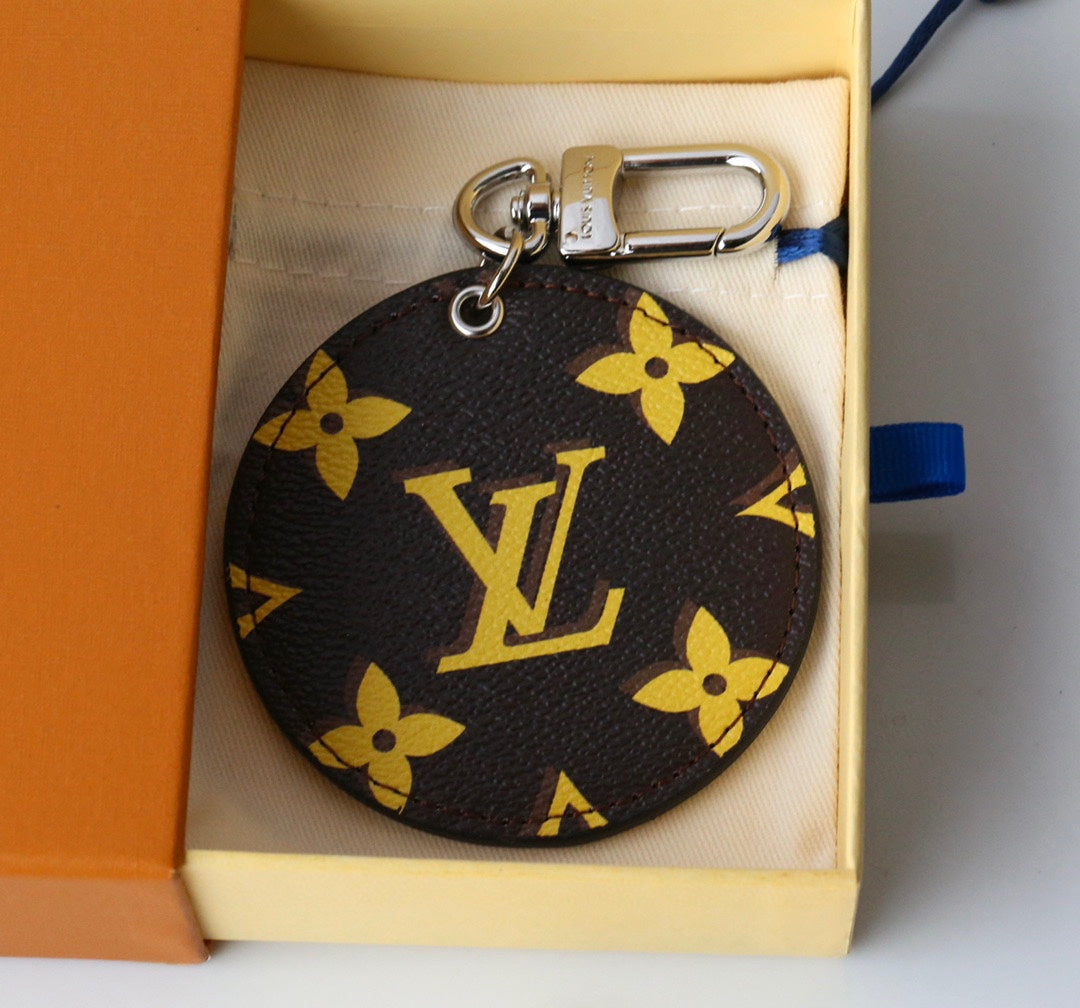 A1Z105E90 Popular bag 's charms accessories