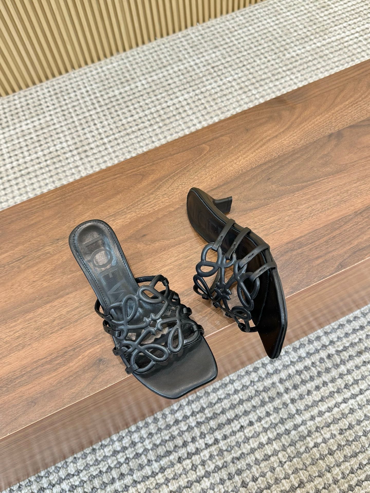 Z2Q55A33 Popular  leather Slippers