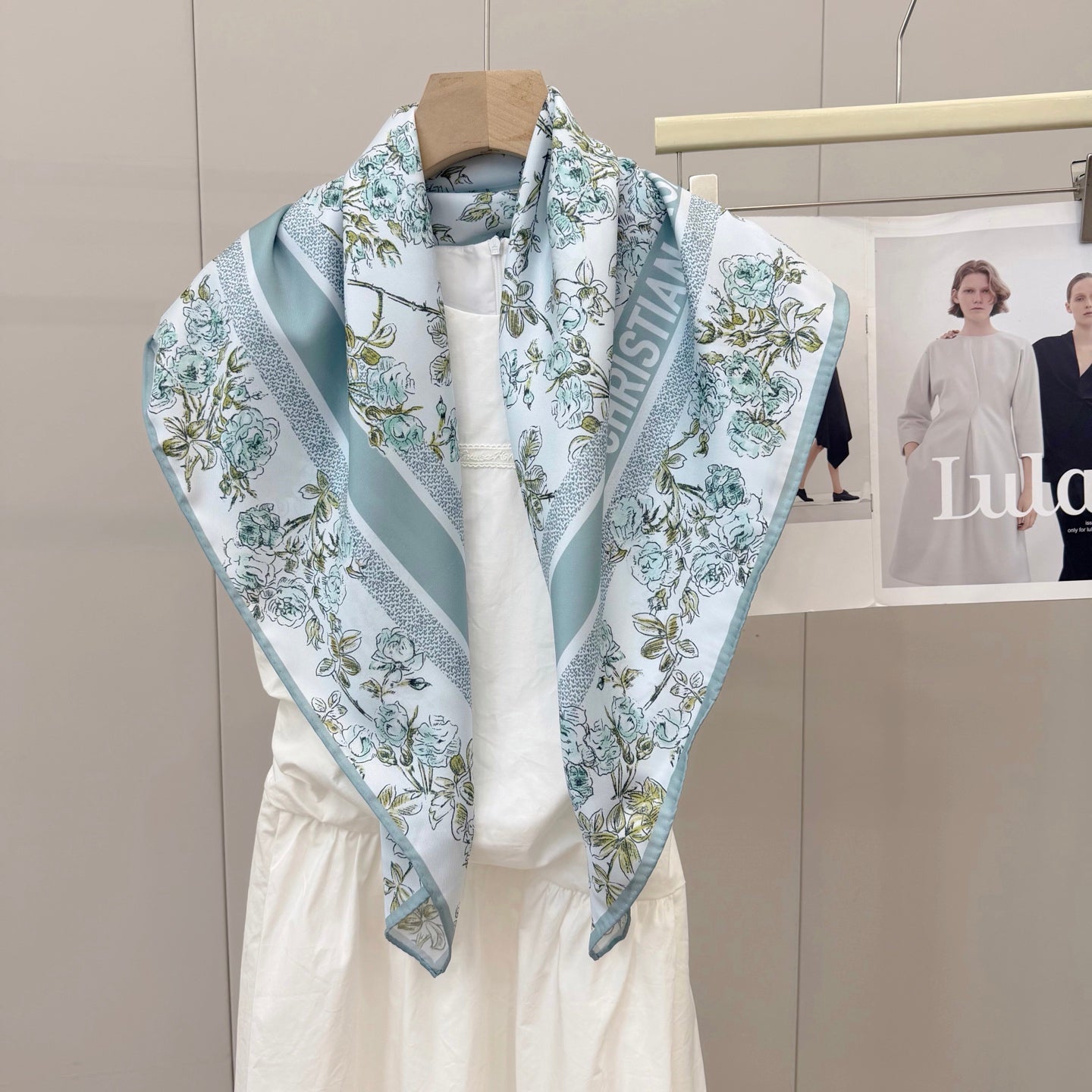 W1N36D17 Popular Silk Scarve