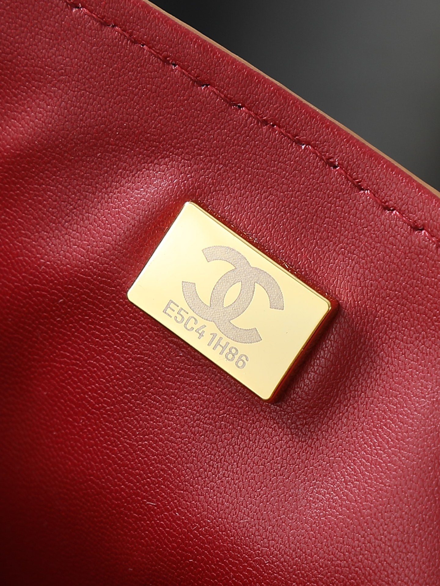 B1R76C22 Popular leather bag