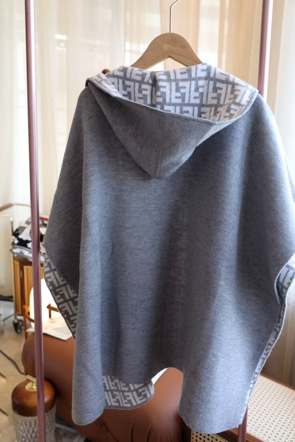 W1R86F15 Popular cape