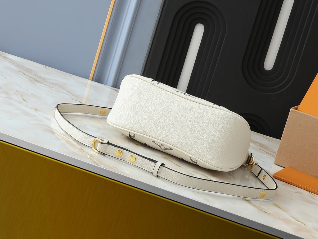 B1R76E48 Popular leather bag