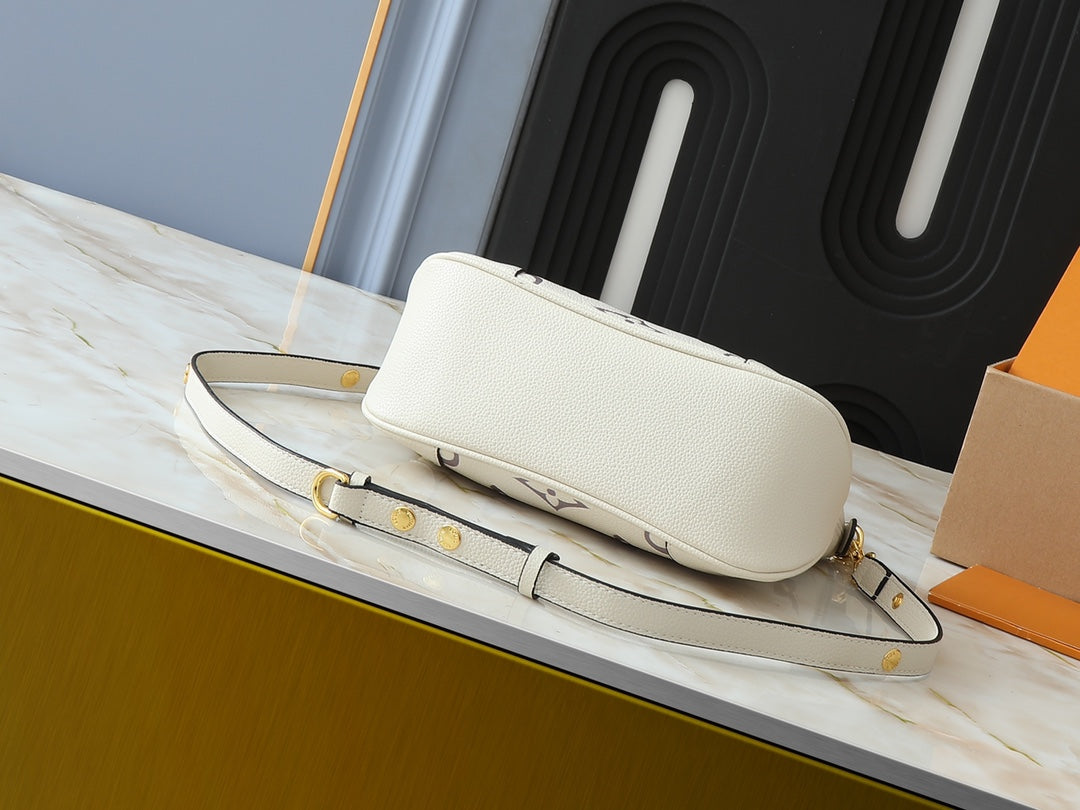 B1R76E48 Popular leather bag