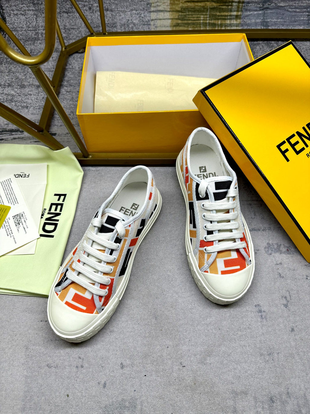 Z2R85F1  Popular Canvas sneakers