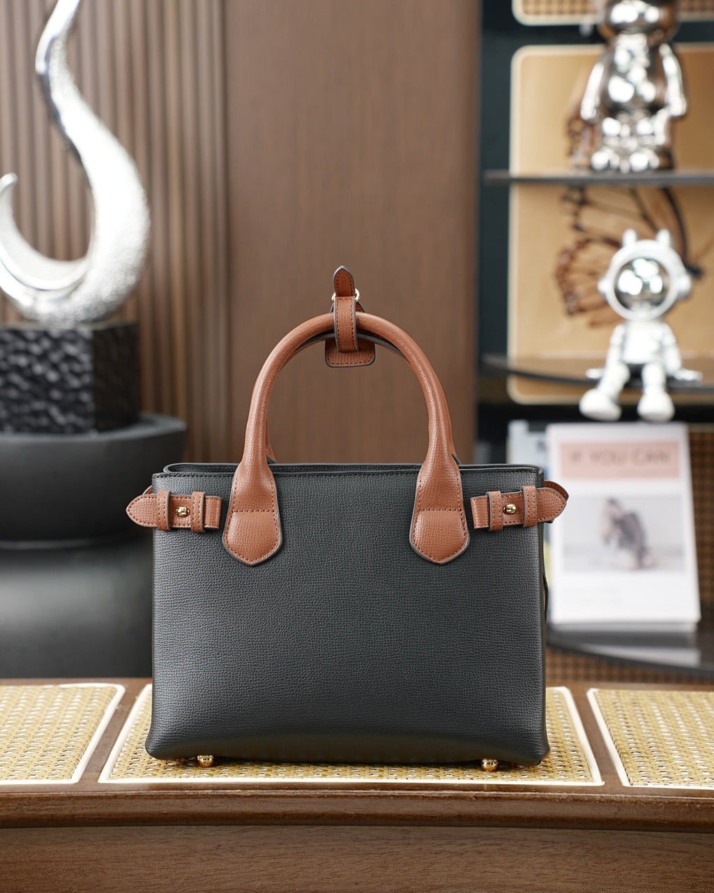 B1R76R20  Popular leather bag