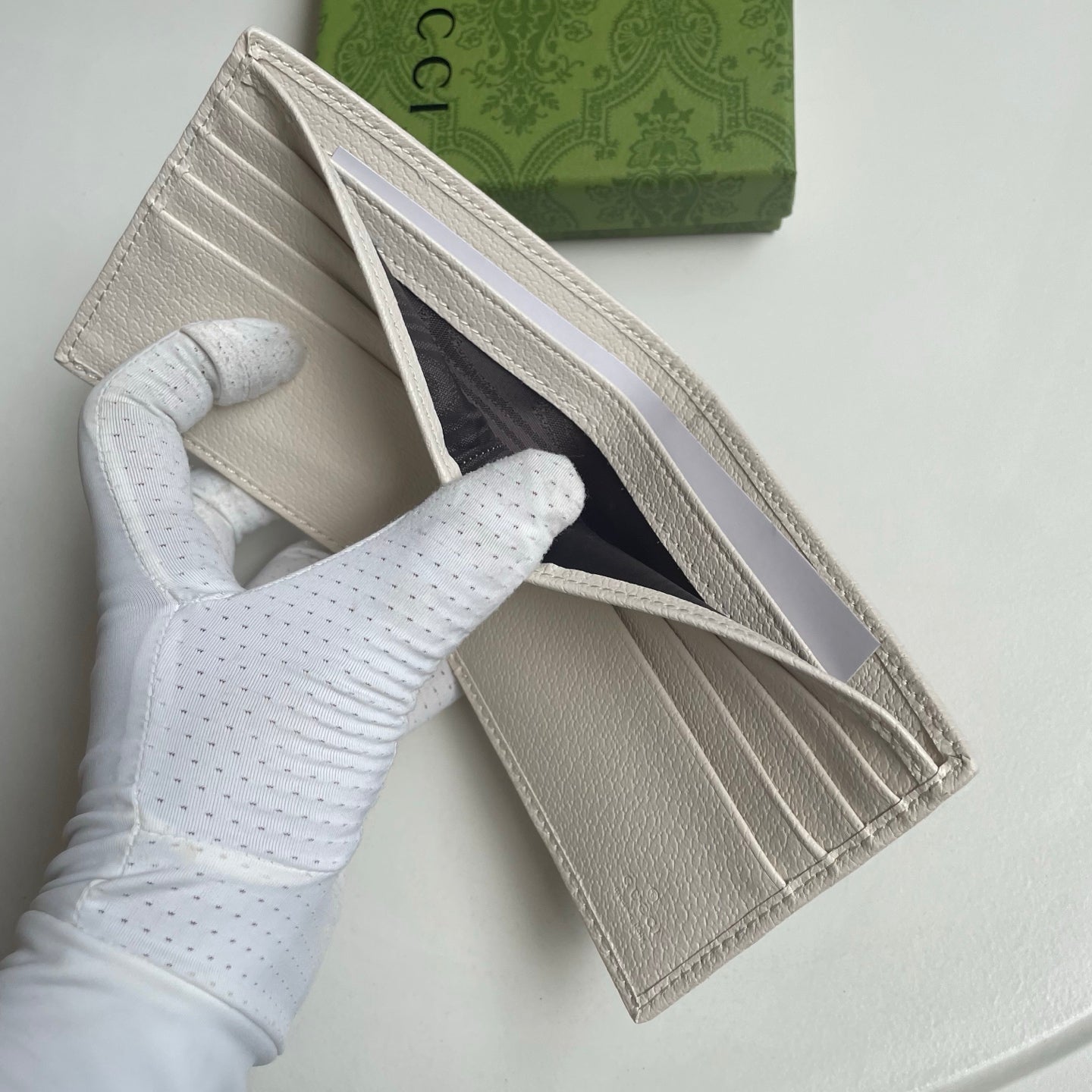 B1X46B7 Popular leather wallets ( with full packaging )