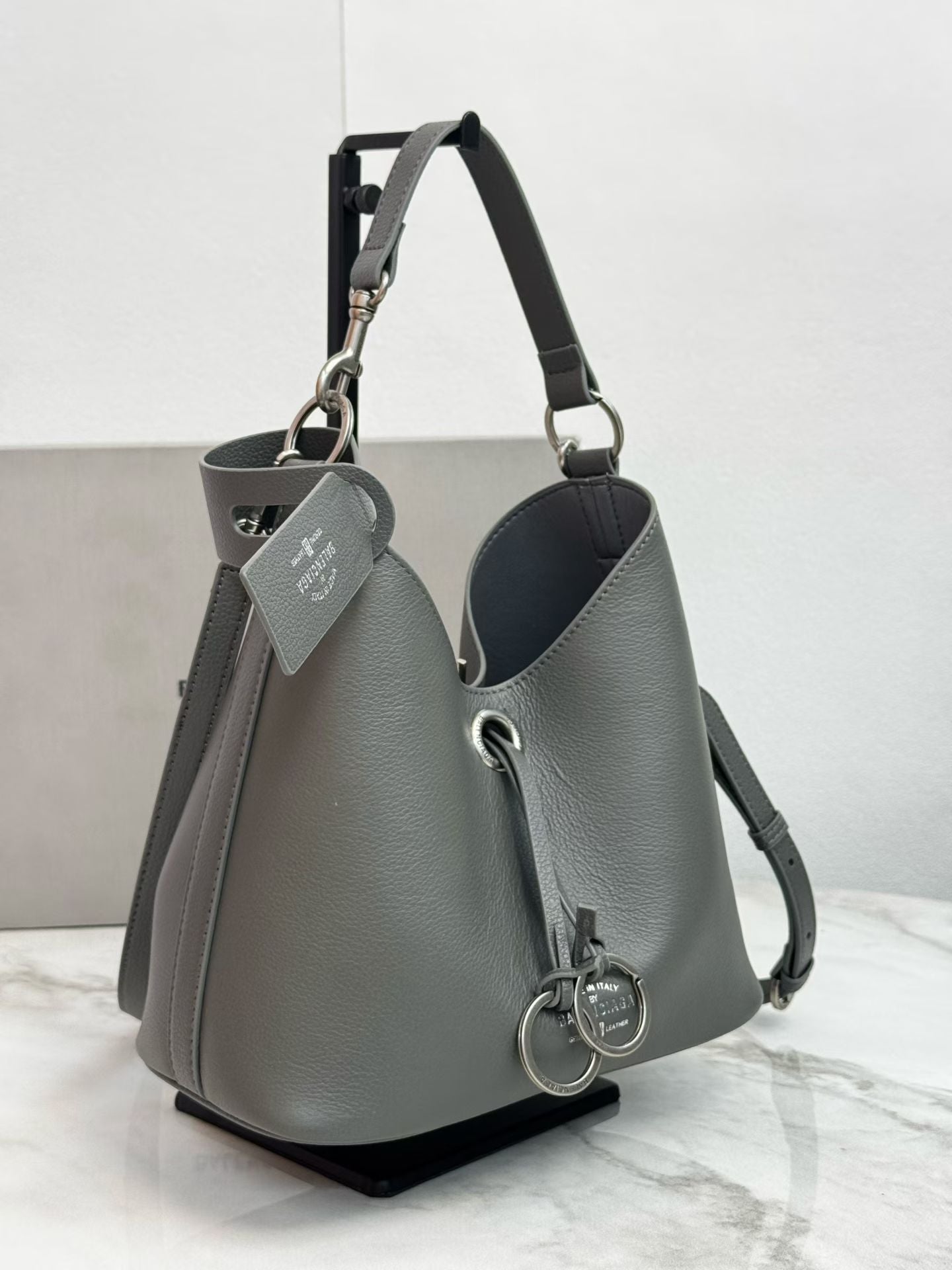 B1P46J144 Popular leather bags