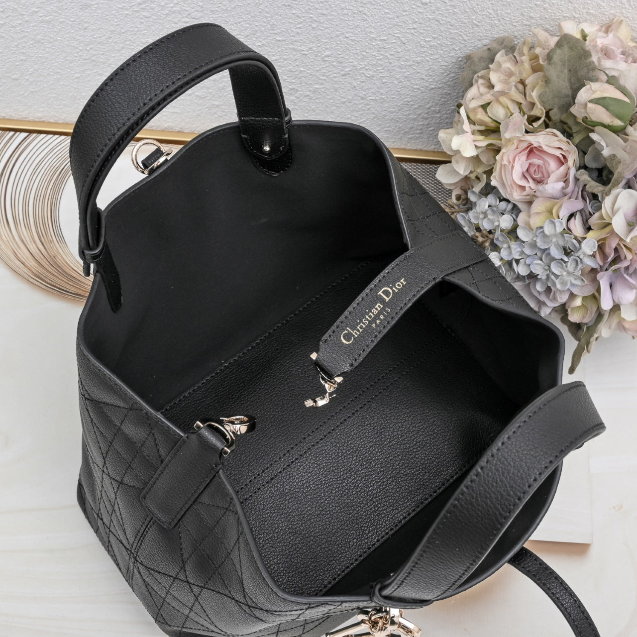 B1R76D42 Popular leather bag