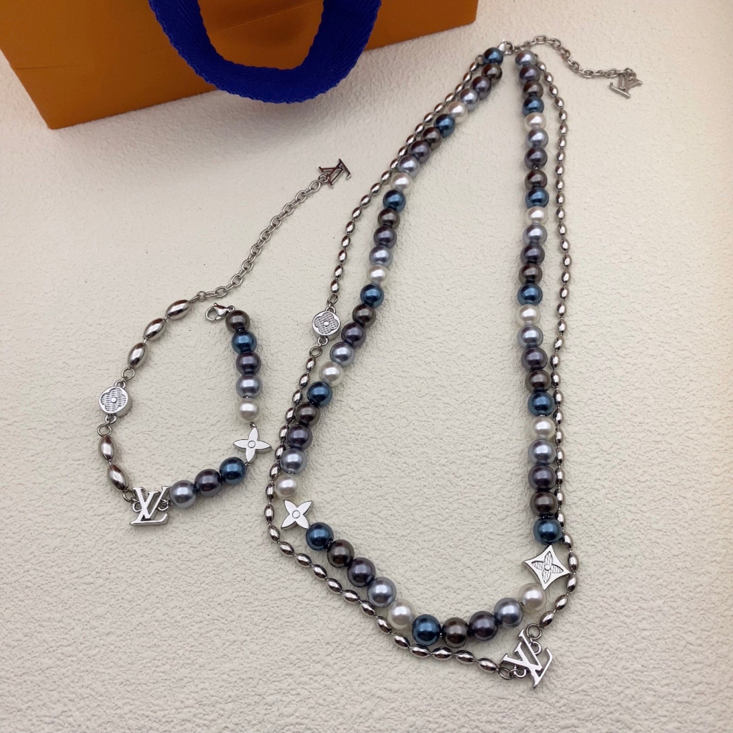 X1Q85E342X Popular Necklaces. Bracelets