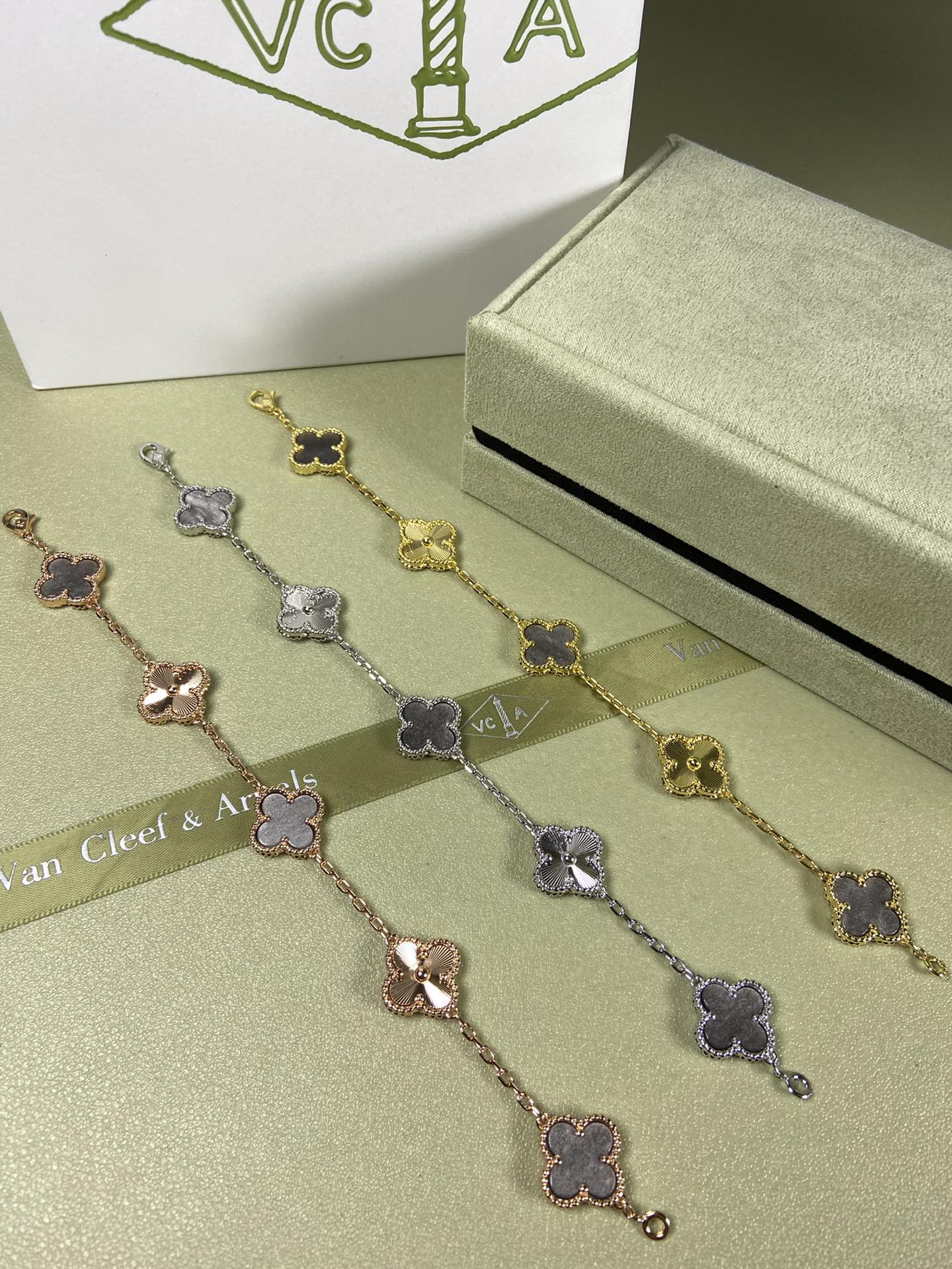 X5X94VA181K  Popular bracelets  5 flowers normal size1.5cm flower