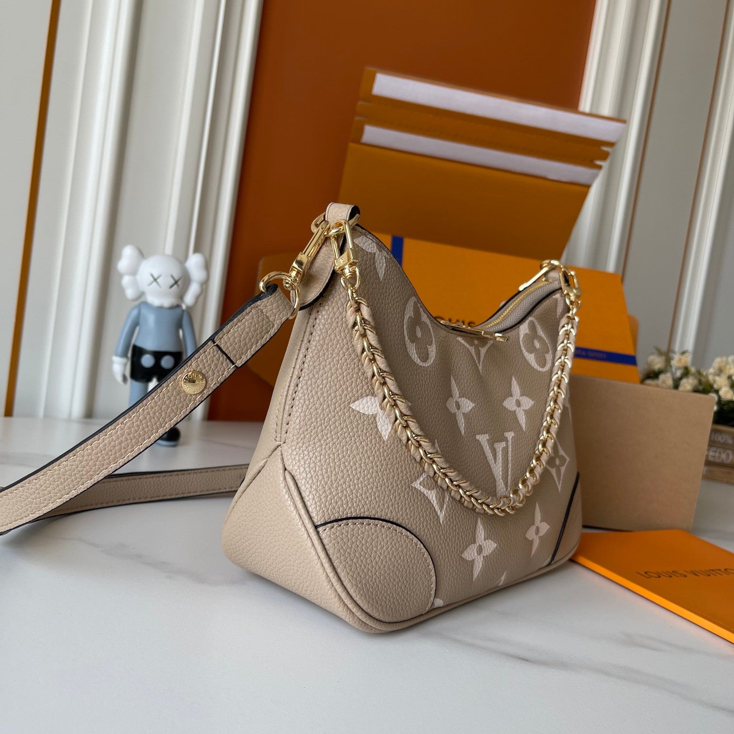 B1R76E01 Popular leather bag