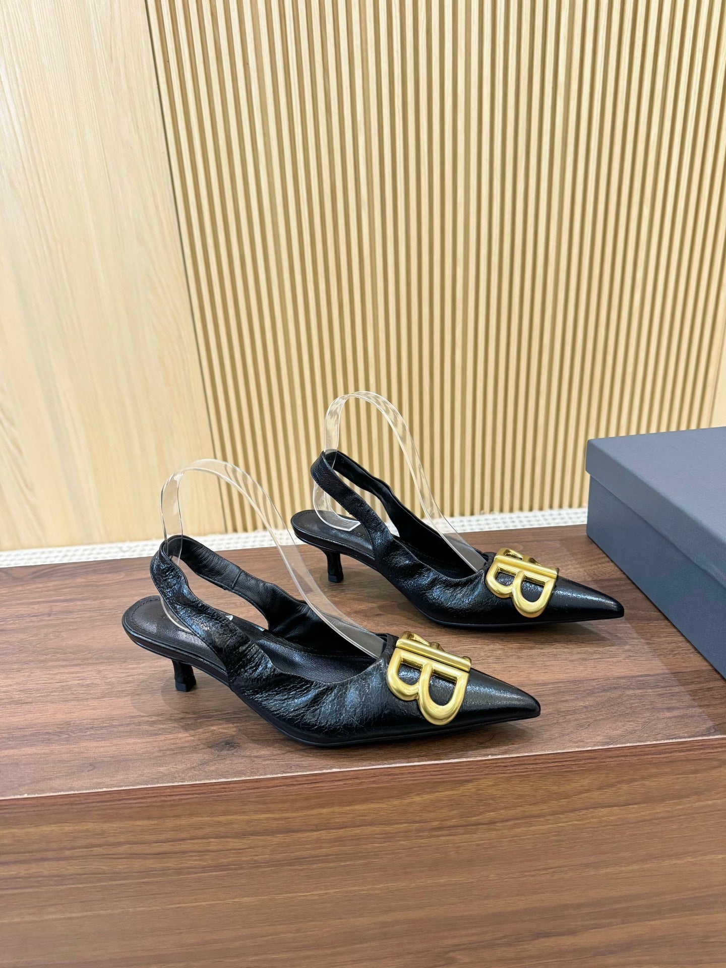 Z2Q55J45 Popular  leather High heels