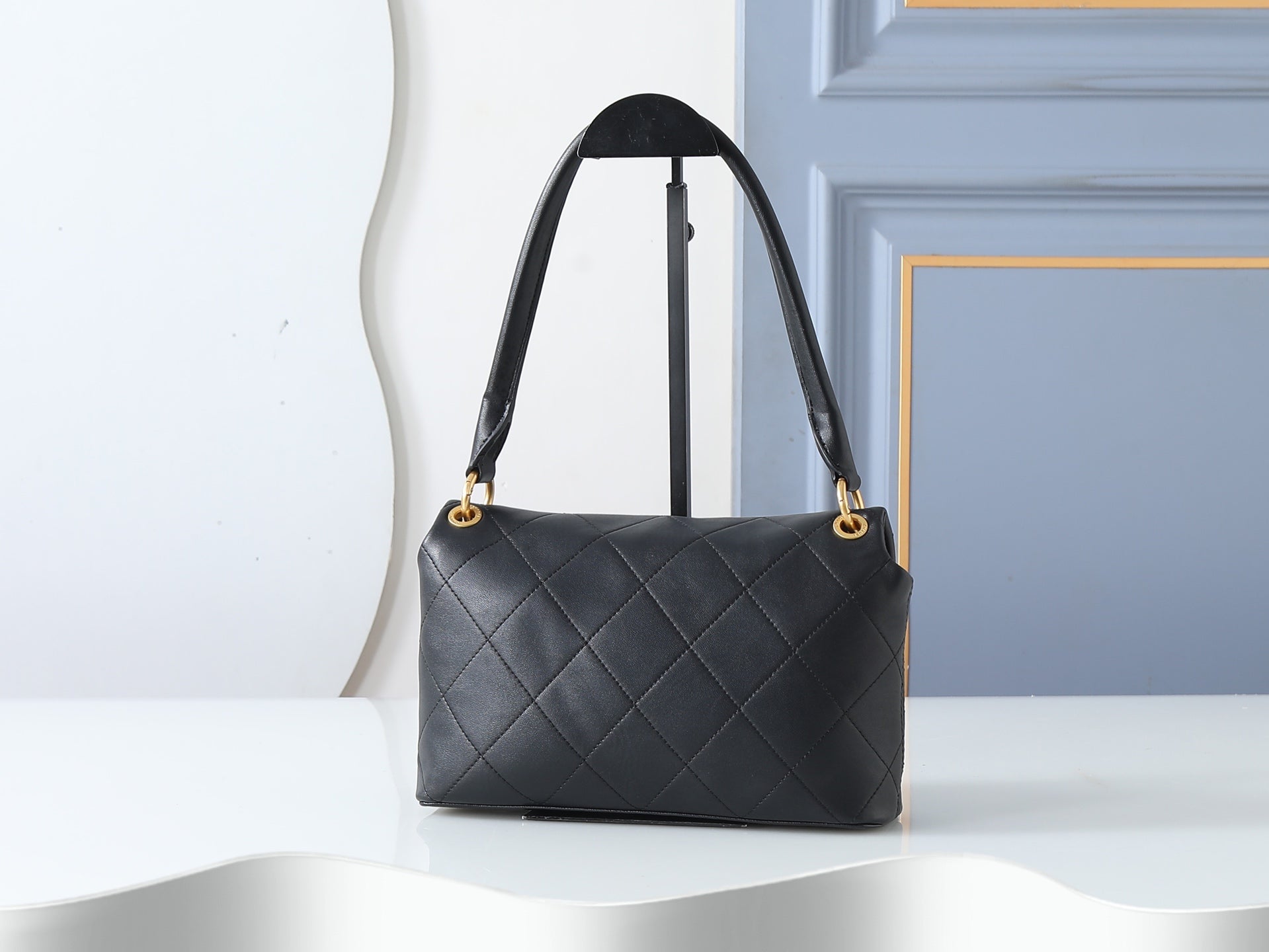 B1R76C28 Popular leather bag
