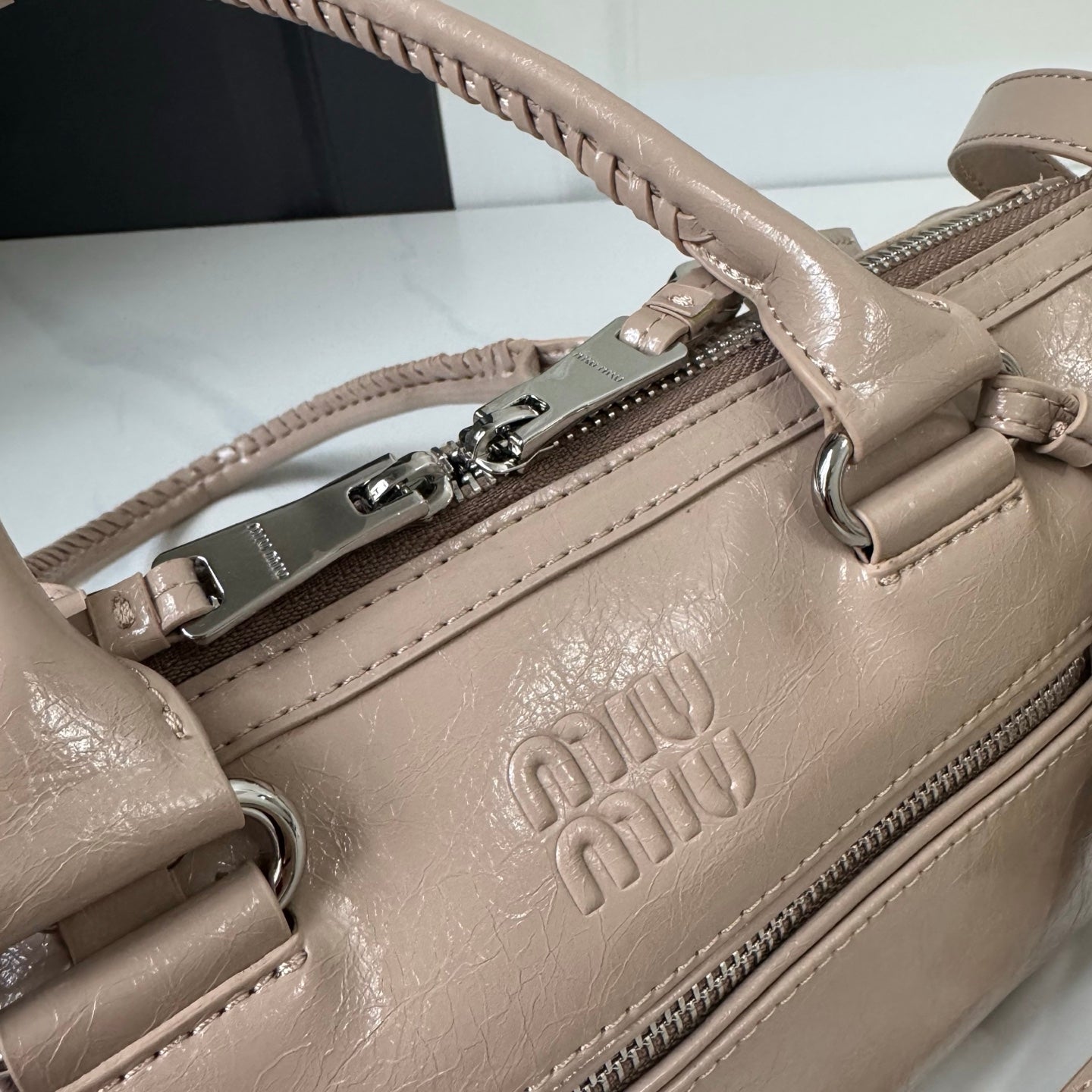 B1R76A21 Popular leather bag