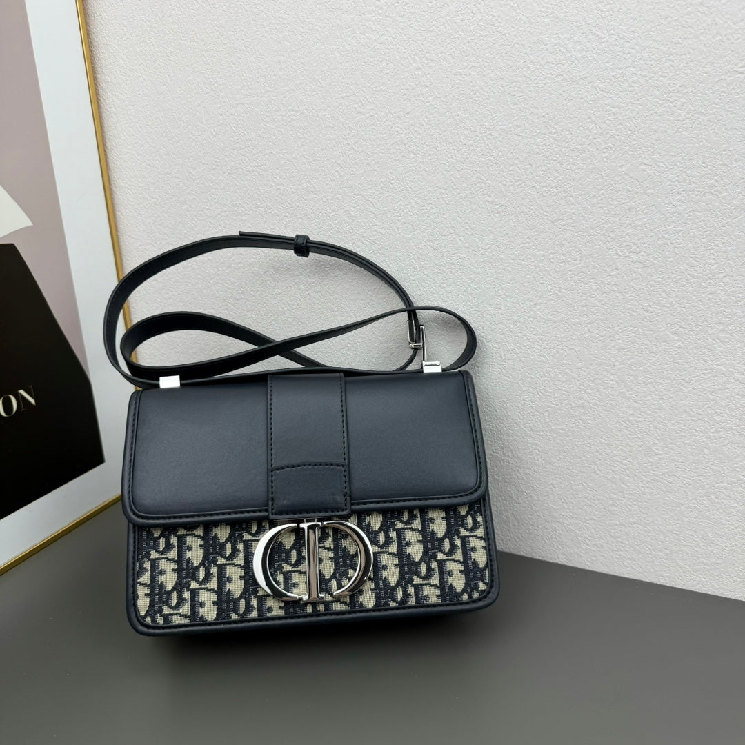 B1W25D82 Popular  leather bag