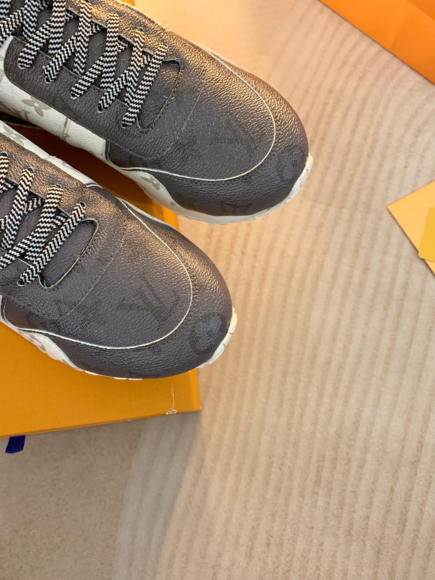 Z2Q95E103  Popular high-quality  shoes