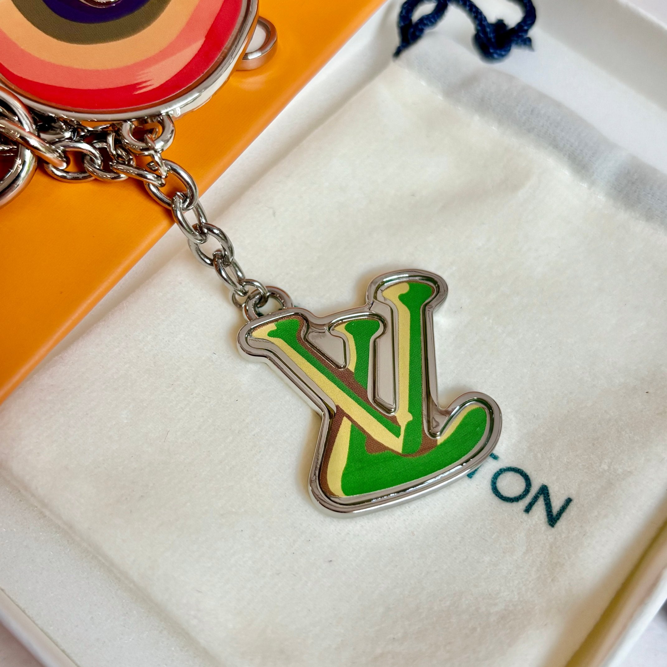 A1Z105E34 Popular bag 's charms accessories