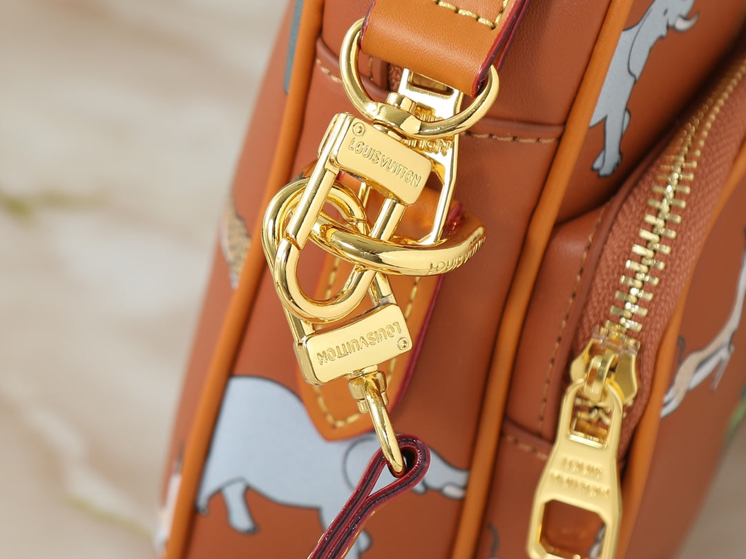 B1P46E109 Popular leather bag