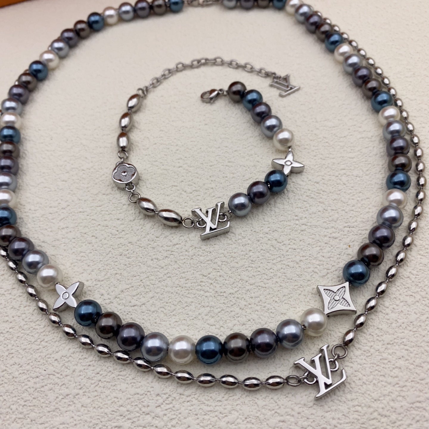 X1Q85E342X Popular Necklaces. Bracelets