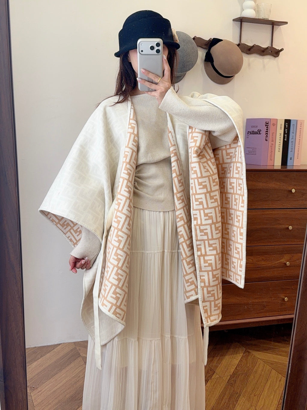 W1R86F43 Popular cape