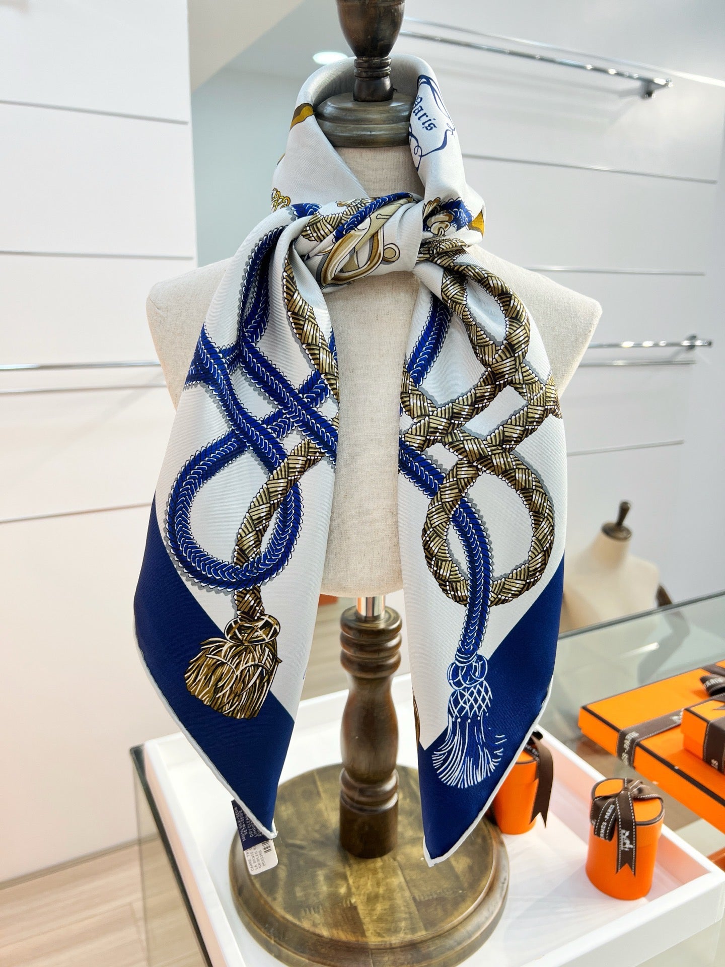 W1N46H37 Popular Silk Scarve
