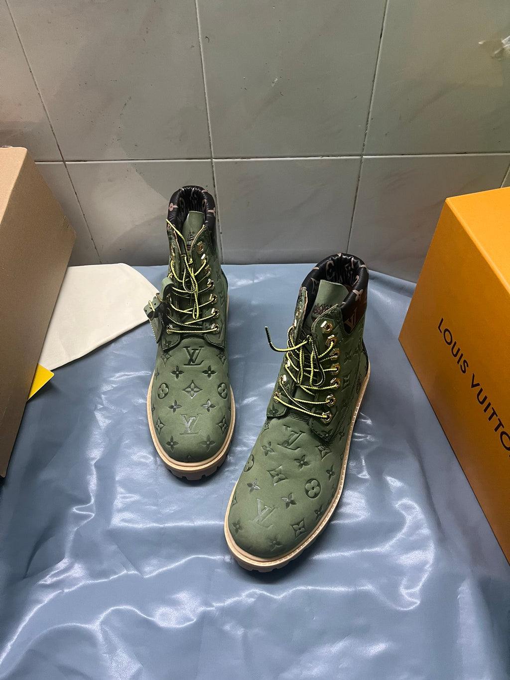 Z2Q105E382 Popular high-quality leather Boots