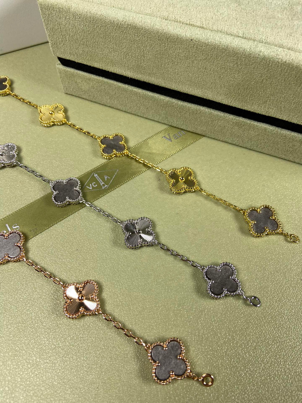 X5X94VA181K  Popular bracelets  5 flowers normal size1.5cm flower