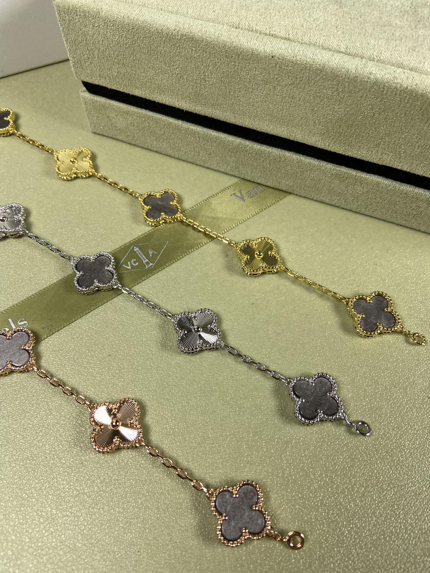 X5X94VA181K  Popular bracelets  5 flowers normal size1.5cm flower