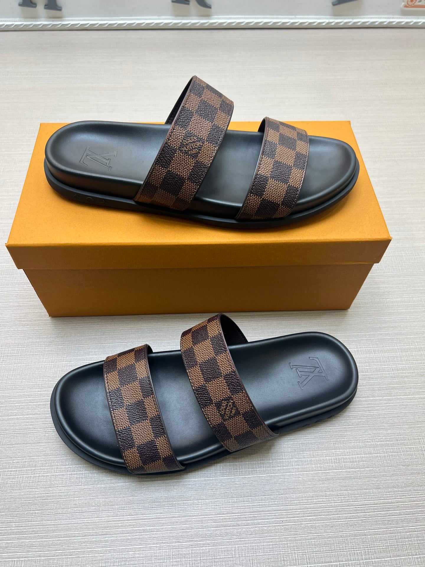 Z5ZE60 Popular slippers