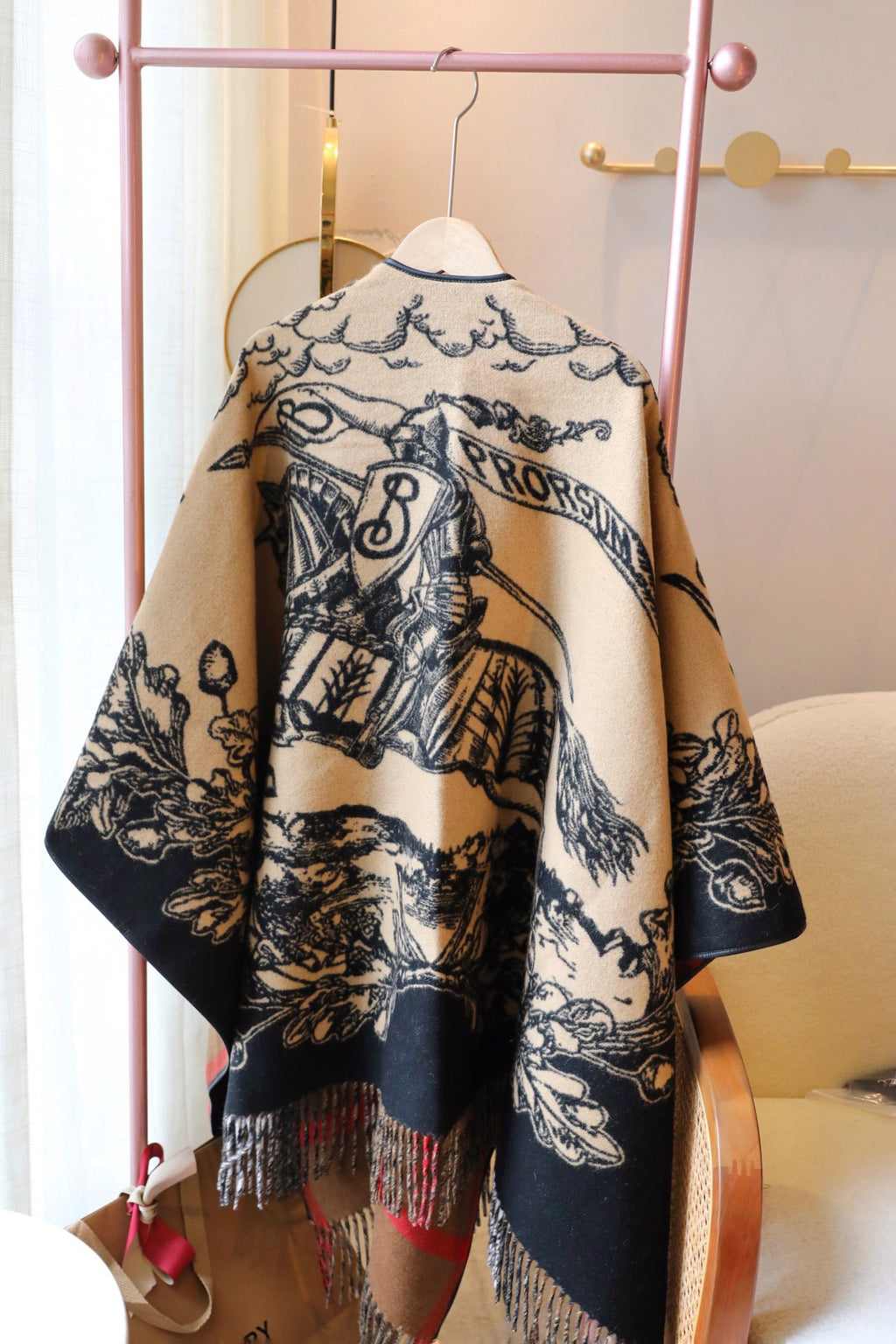 W1R86R8 Popular cape