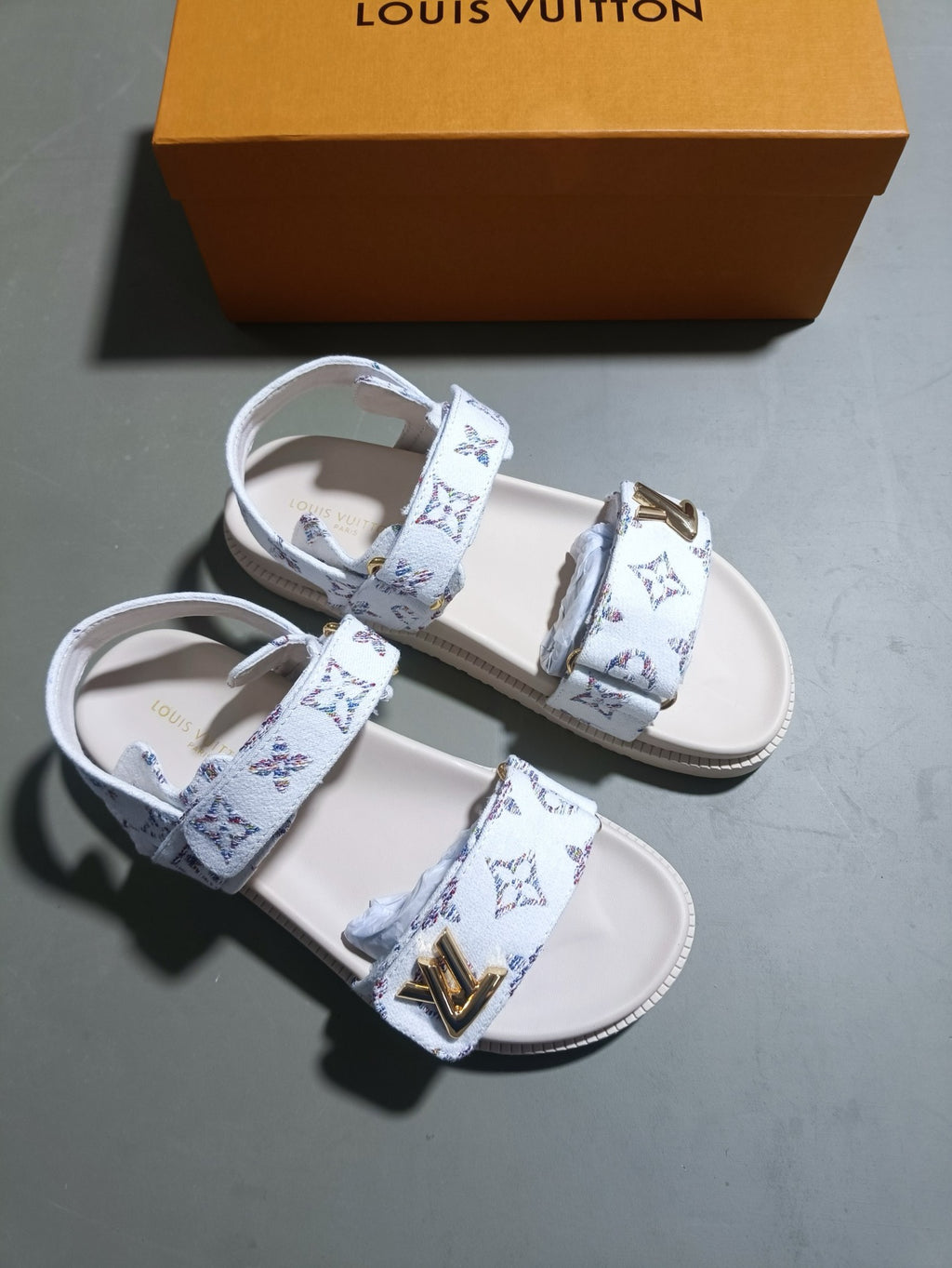 Z5LE211 Popular sandals