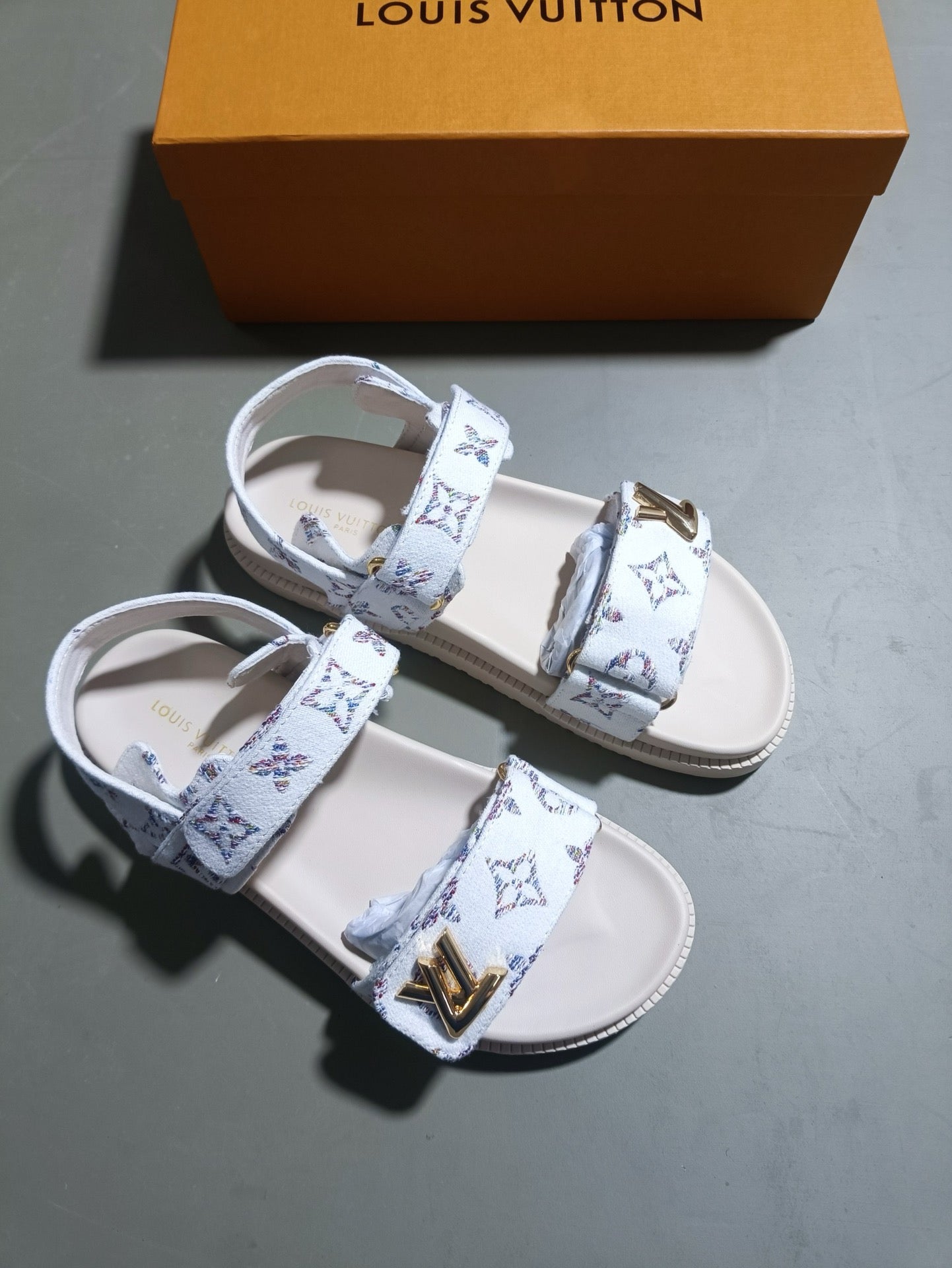 Z5LE211 Popular sandals