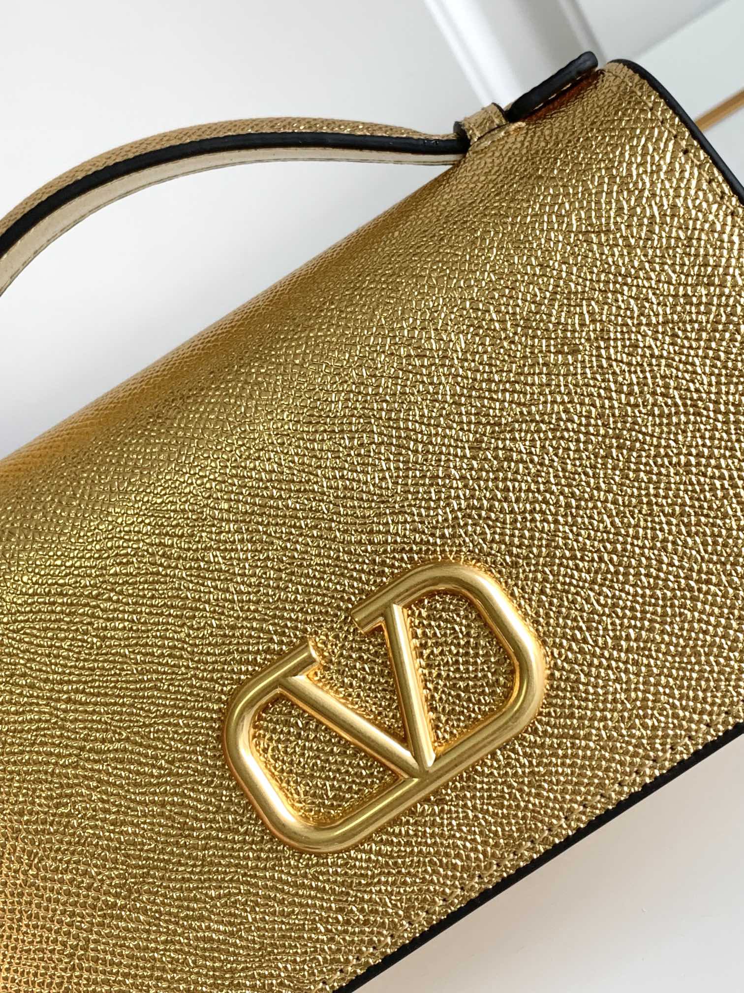 B1X44VL272 Popular leather bag 