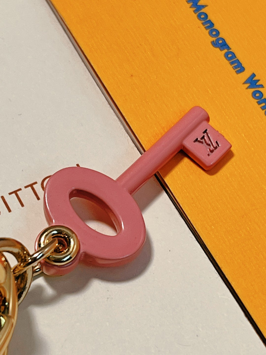 A1ZE43  Popular key closure