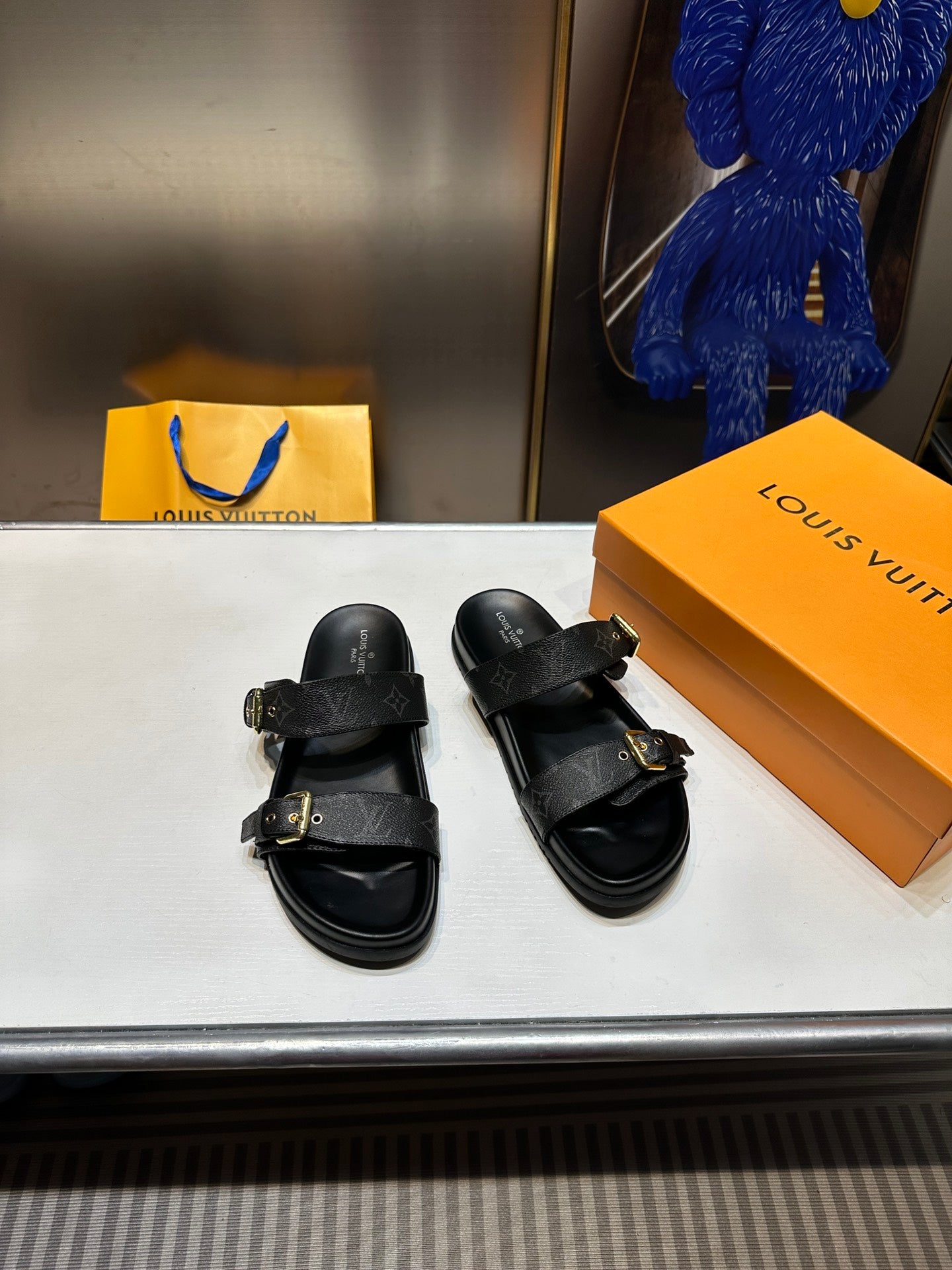 Z1ZE10 Popular sandals
