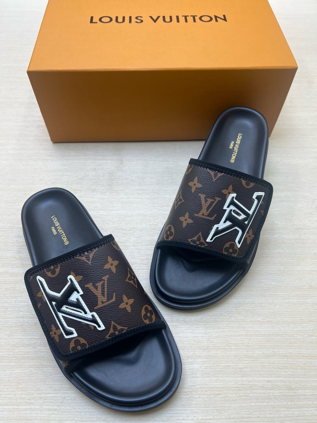 Z5R66E21 Popular  Slippers