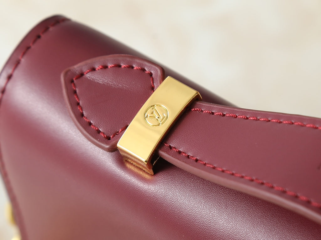 B1R15E145 Popular leather bag