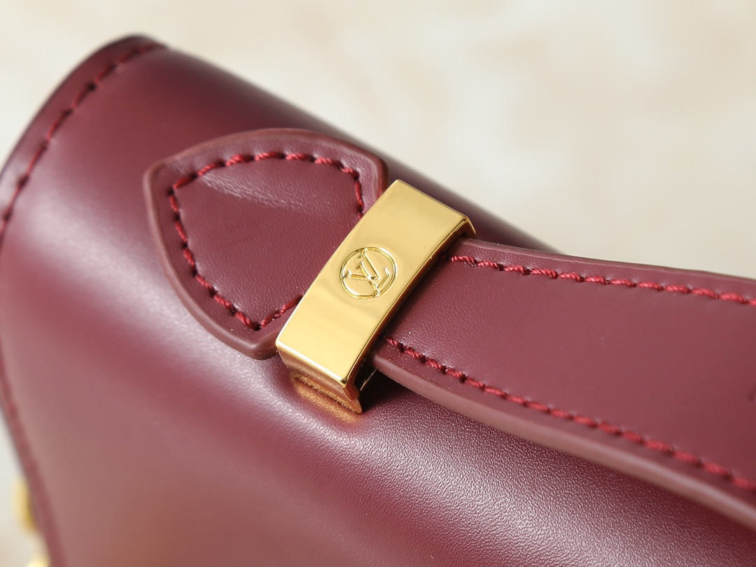 B1R15E145 Popular leather bag
