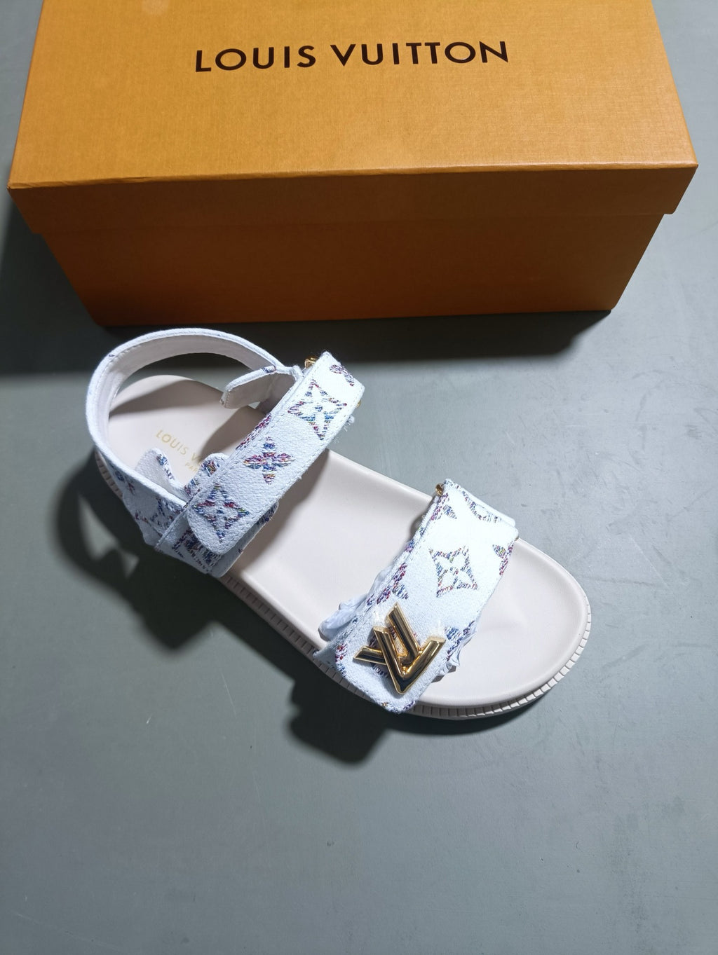 Z5LE211 Popular sandals