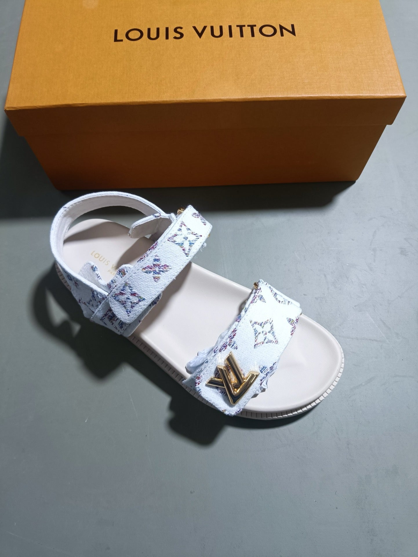Z5LE211 Popular sandals