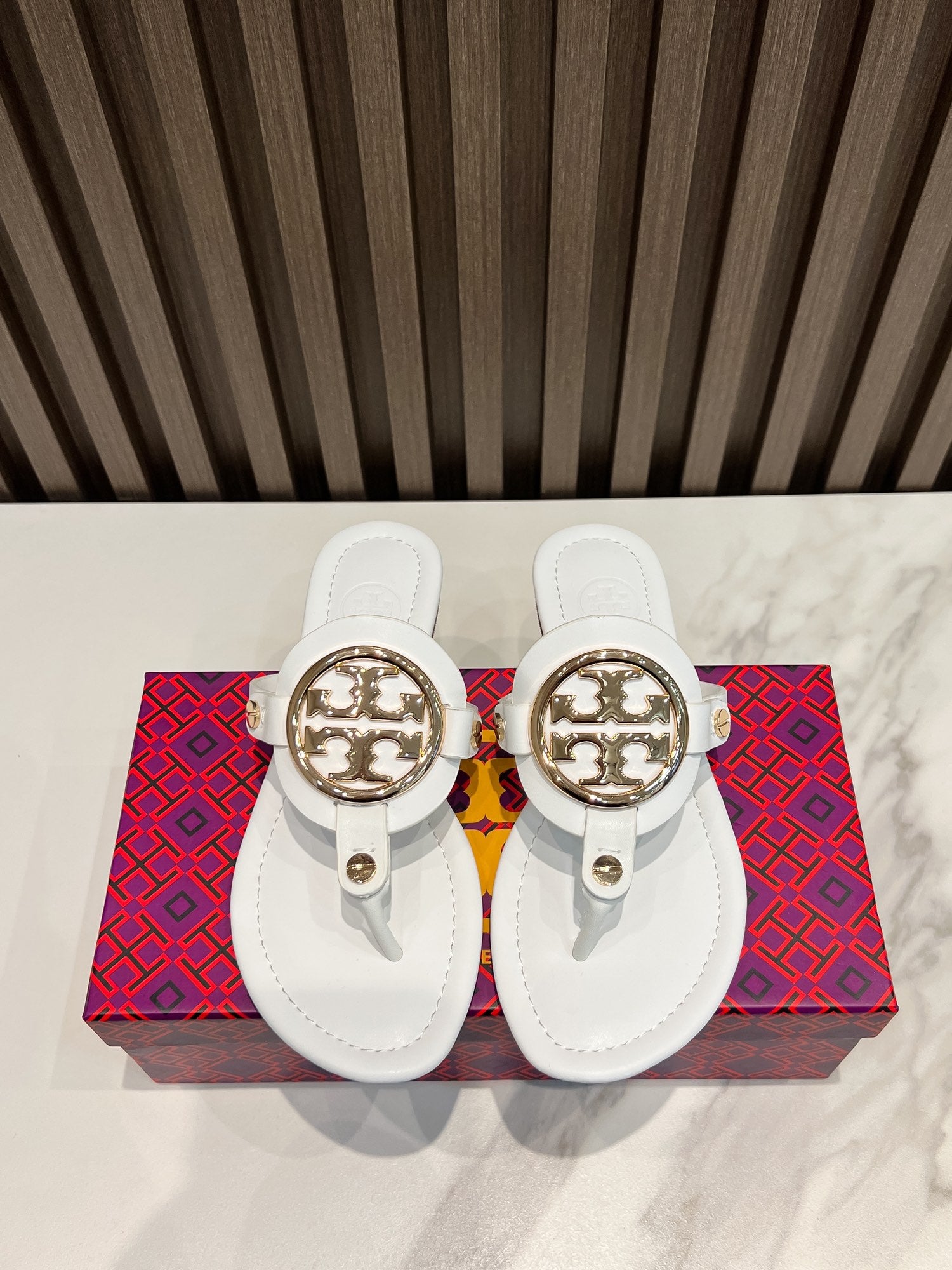 Z2Q55A34  Popular leather shoes
