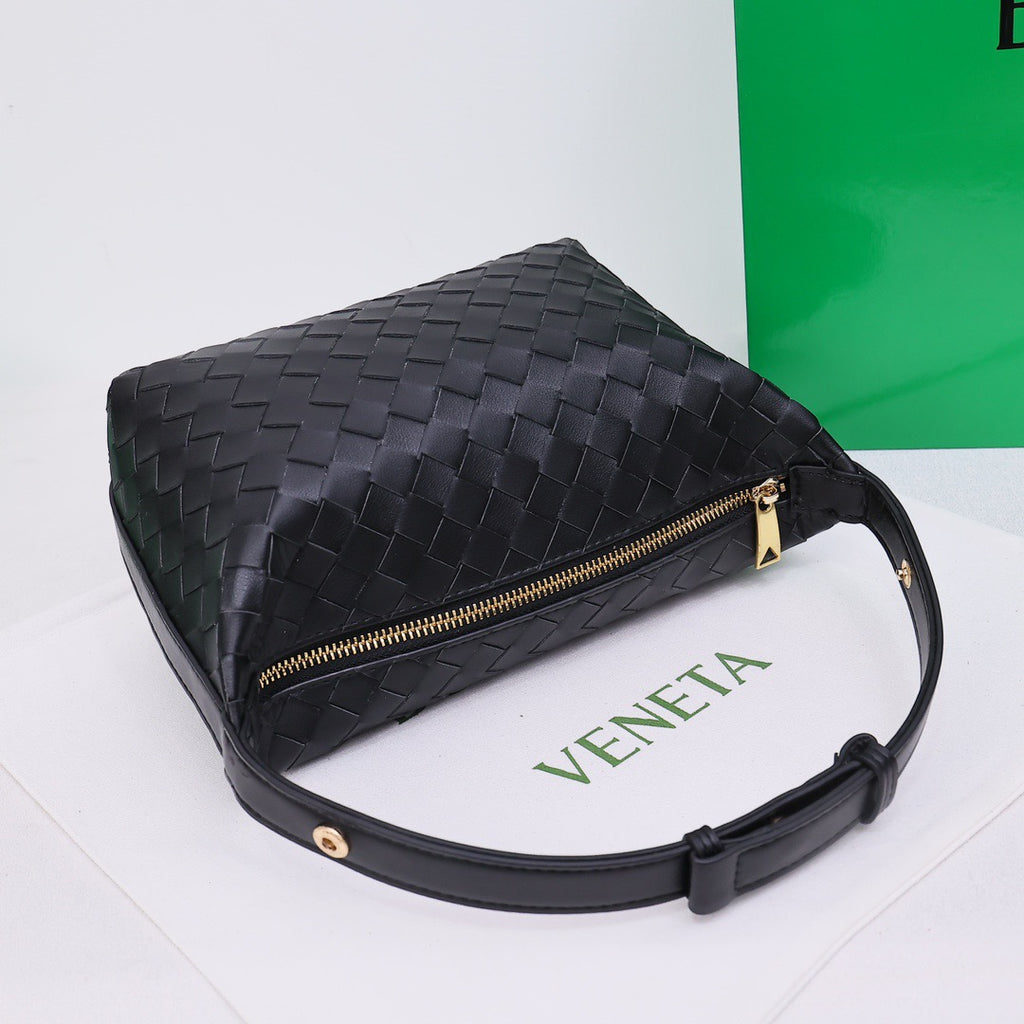 B1X76A10  Popular leather bag